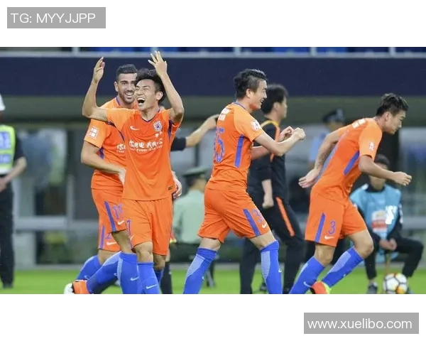 足球场上众星云集他成为焦点 引发球迷热议