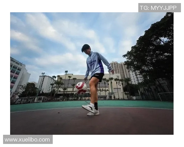 克里斯花式足球首字母球星:带你走进足球技巧与创意的完美融合世界 克里斯花式足球首字母球星:带你走进足球技巧与创意的完美融合世界